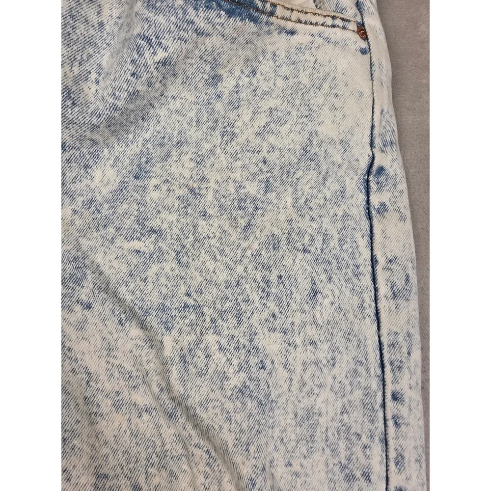 Levis has visible